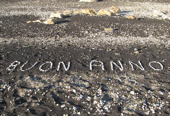 пляж Канелло - надпись на итальянском С НОВЫМ ГОДОМ