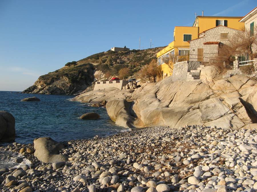 Помонте: скалы на пляже справа