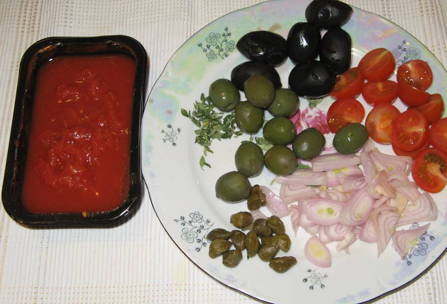 Оливки, зелёные и чёрные, капперсы, тимьян, помидорки-черри, лук, чеснок