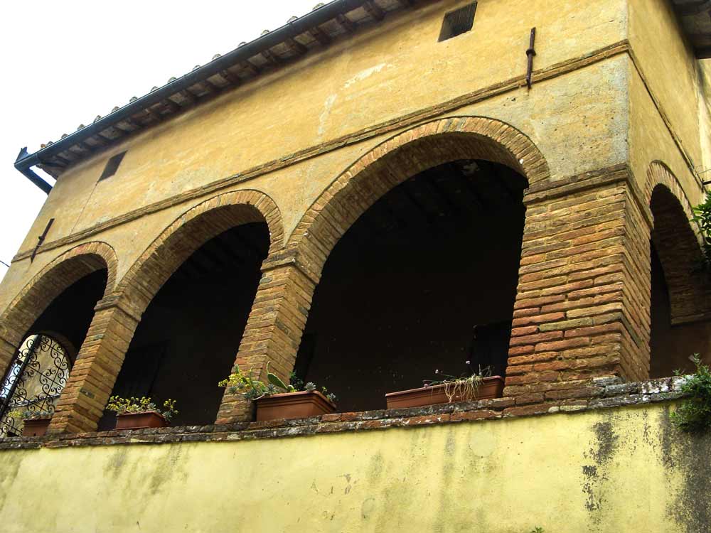 здание с арками в Монтефоллонико