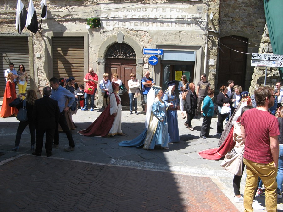 шествие в средневековых костюмах
