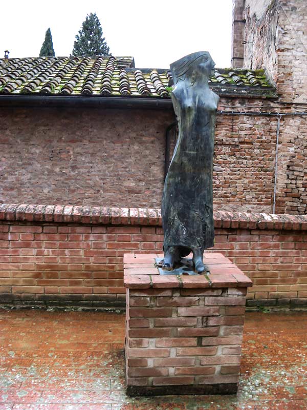 современная скульптура в Чертальдо