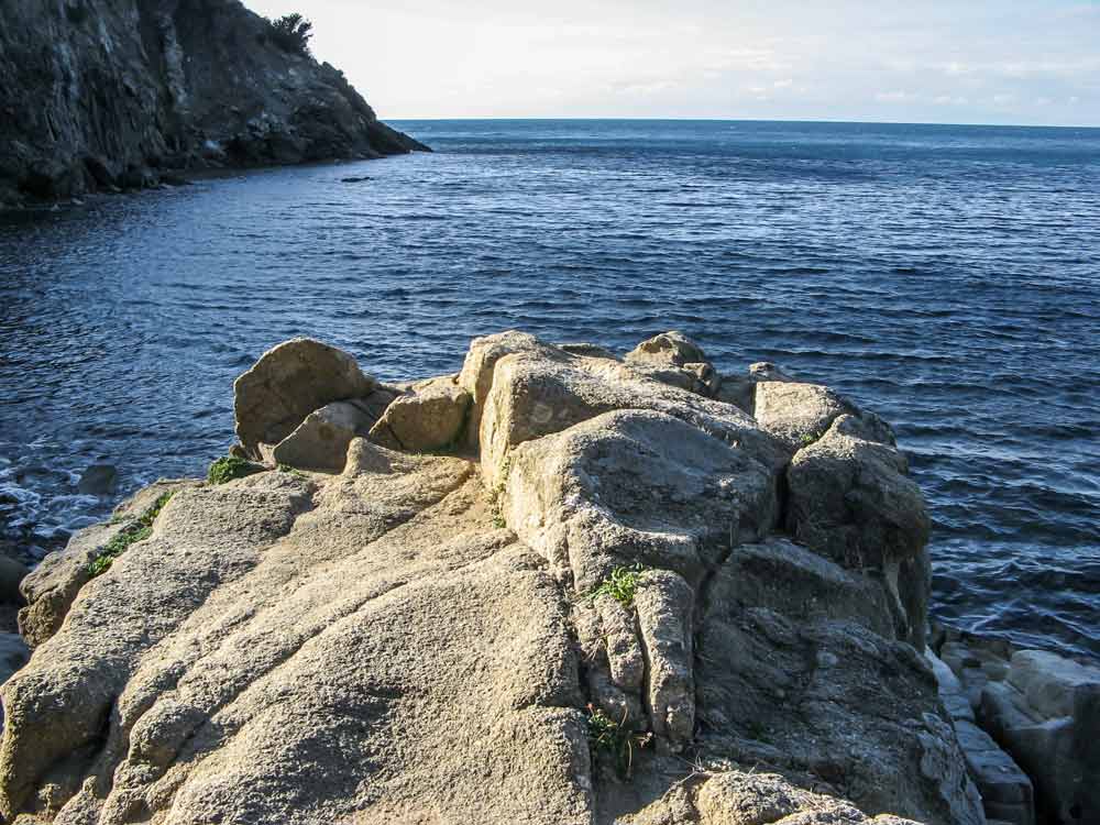скала, разделяющая пляж на две части