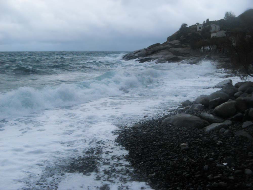 зимний шторм в Помонте на острове Эльба, Тоскана, Италия