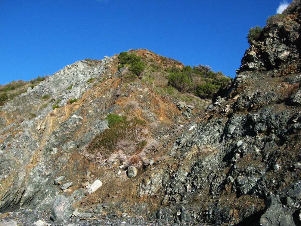скалы напротив моря защищают Джардино от ветра