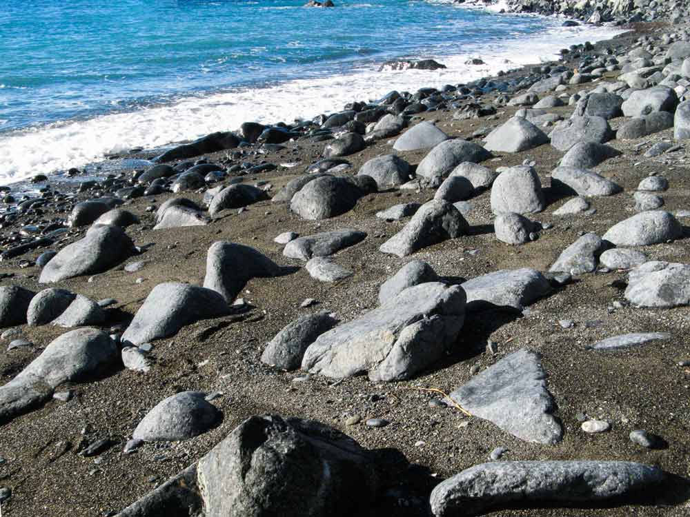 камни словно растут из песка на Джардино