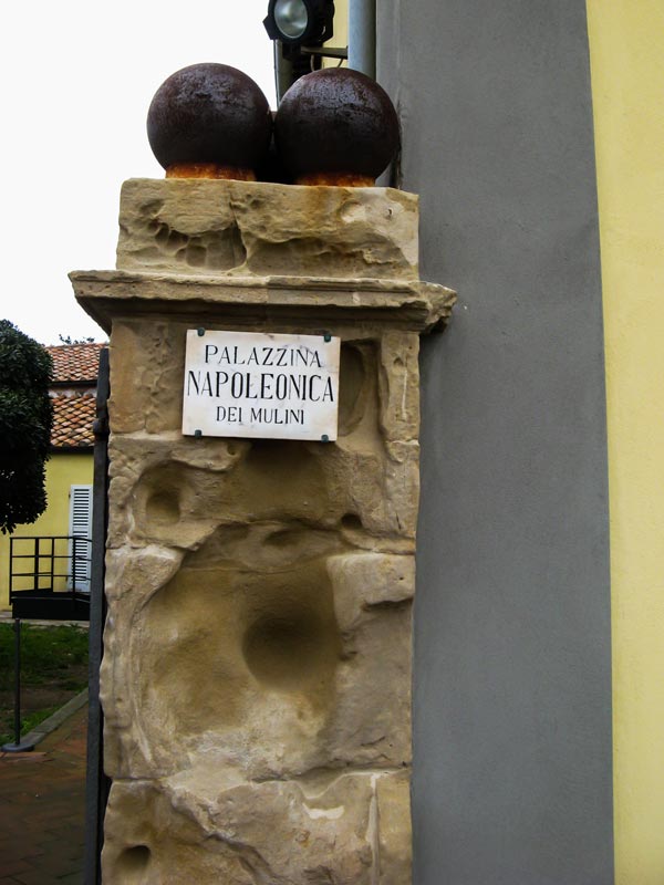Надпись на колонне у входа во дворец Мулини