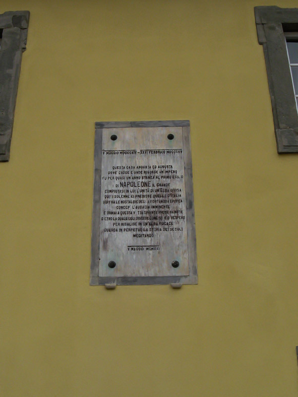 Памятная надпись на стене Дворца Мулини