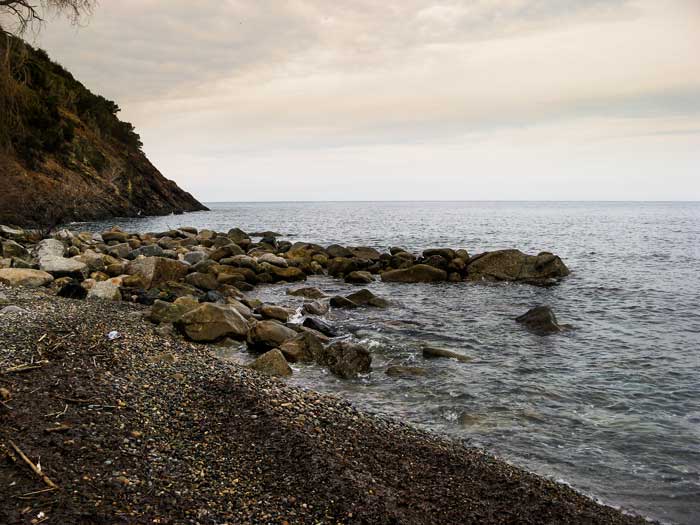 Ла Кала: крупные камни разделяют пляж