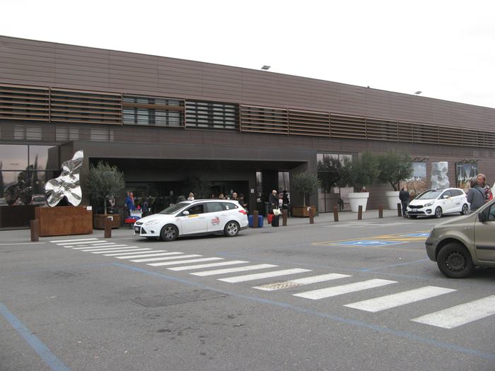 такси возле здания аэропорта имени Америго Веспуччи во Флоренции