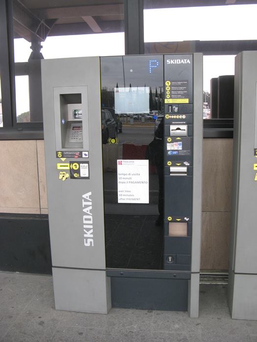 автомат для оплаты парковки частных авто в аэропорту Флоренции