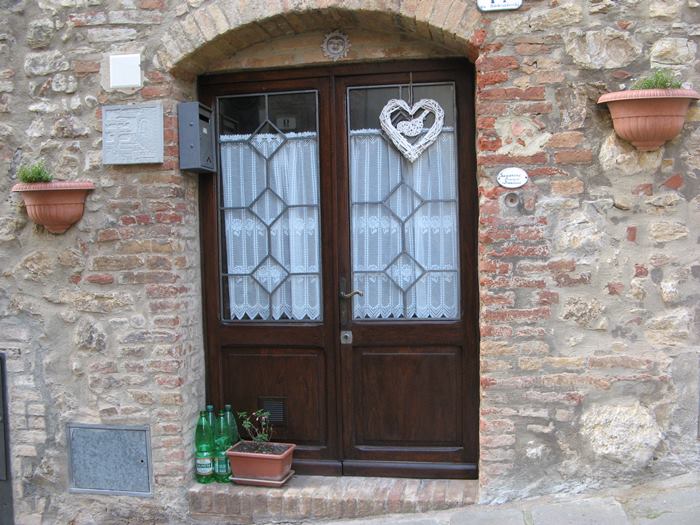 зачем ставят бутылки с водой у двери в Италии