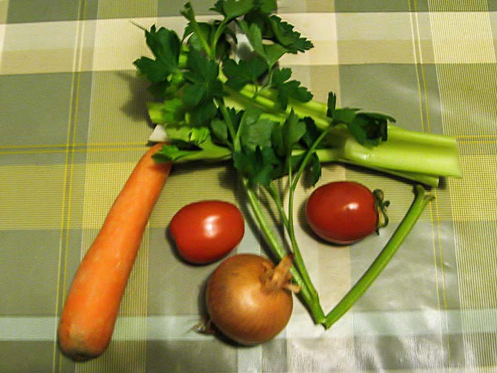 набор овощей для приготовления овощного бульона в Итаии