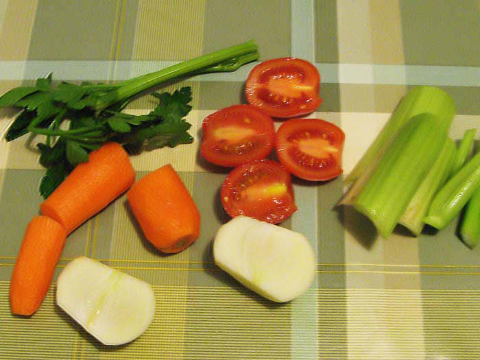 подготовленные для бульона овощи