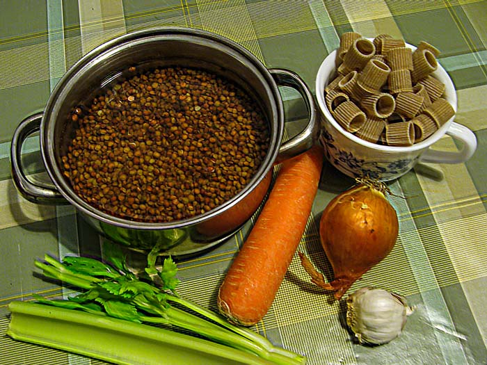 продукты для приготовления итальянского супа с чечевицей и пастой