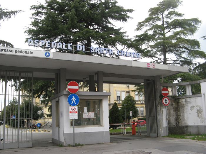 въезд и вход на территорию больнице в городе Пиза