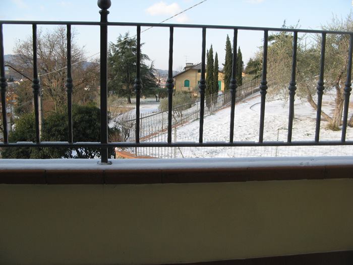 снежный пейзаж через балкон дома