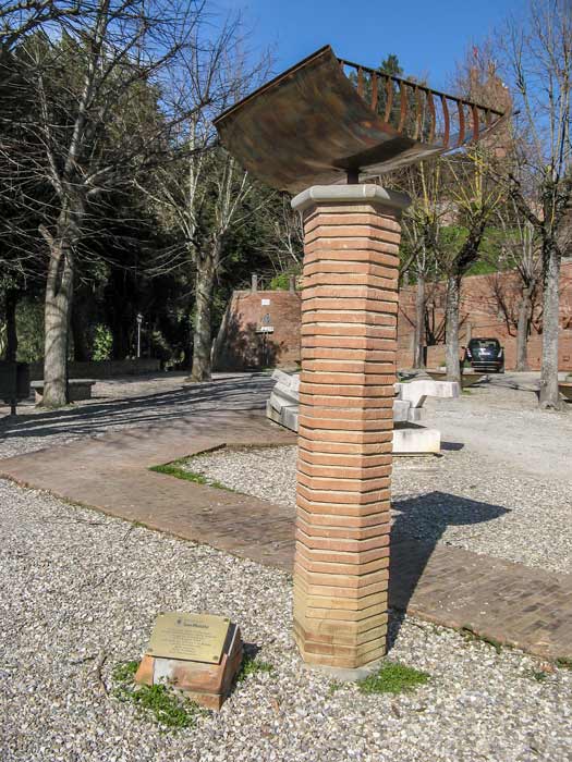 Памятник жертвам растрела возле Дуомо