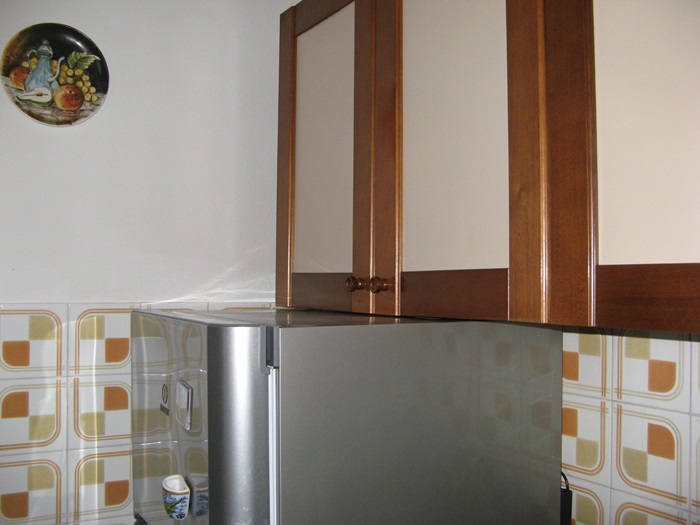 генеральная уборка квартиры: плитка на кухне, холодильник, мебель