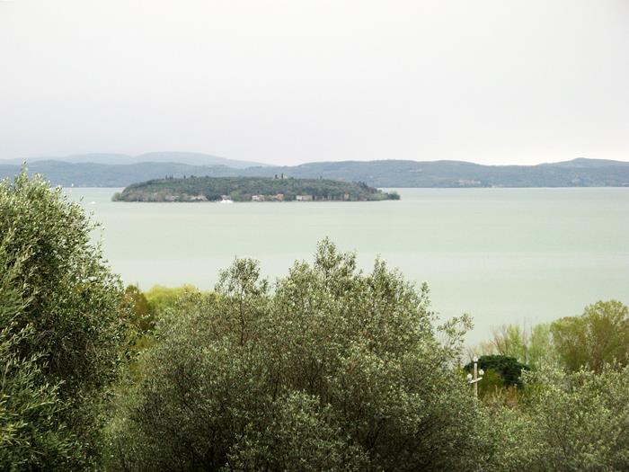 вид на остров Маджоре на озере Тразимено в Умбрии с берега
