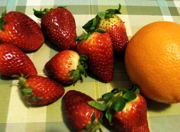 ягоды клубники и апельсин