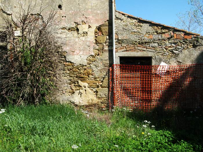 разрушенный дом в Италии