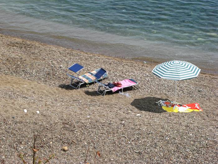 лежаки и зонт на пляже Реале в апреле 2018 года