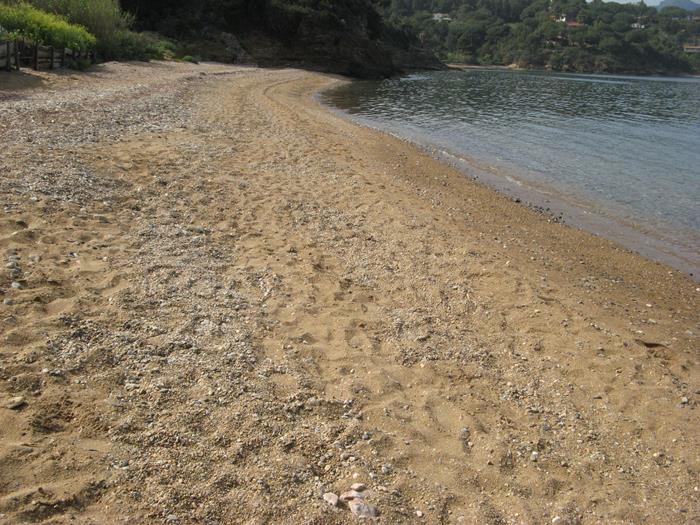 песок и камешки на левой части пляжа Феррато