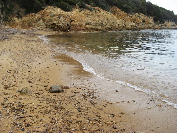 песок и камешки на пляже Петричоло