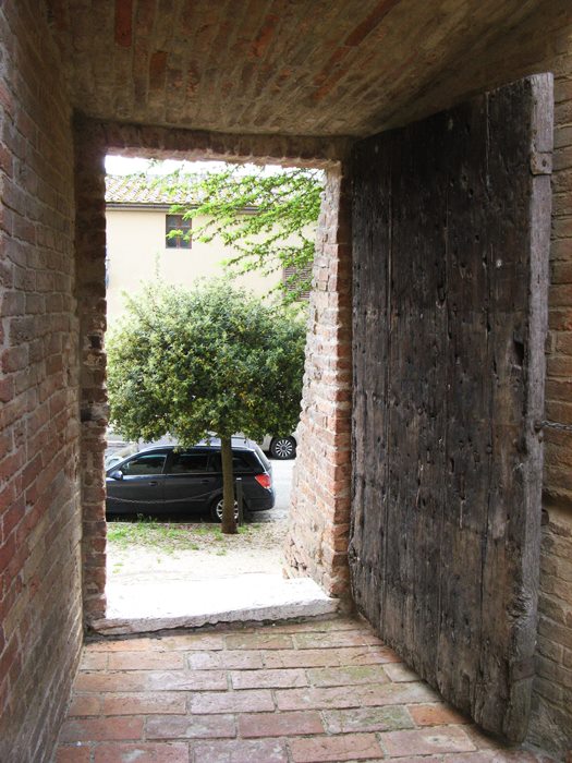 Сан Джовани д'Ассо - выход к северному фасаду замка