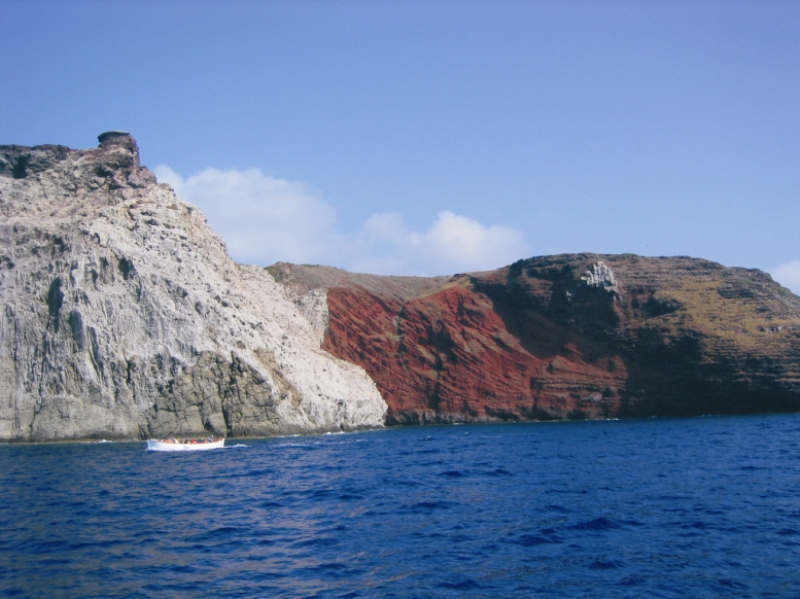 разноцветные скалы острова Капрая