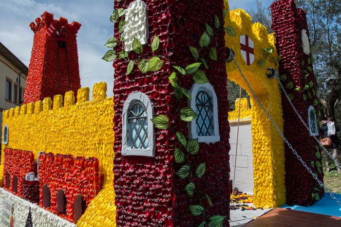 замок, украшенный лепестками тюльпанов на фестивале тюльпана в Кастильон дель Лаго