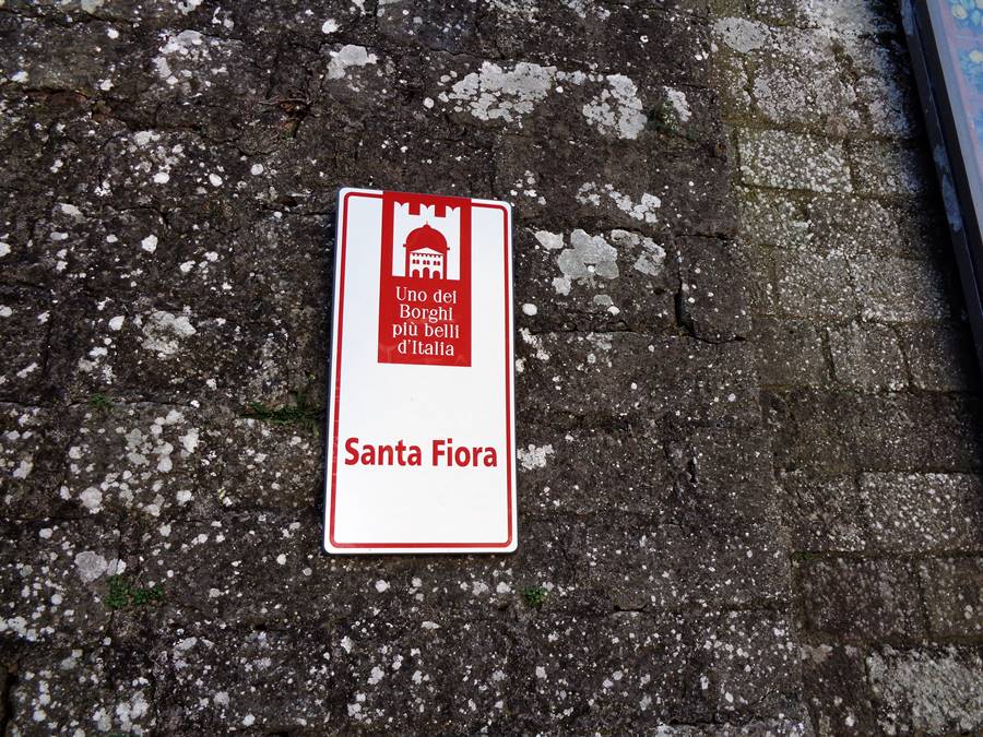 Санта Фера - одно из красивый борго в Италии