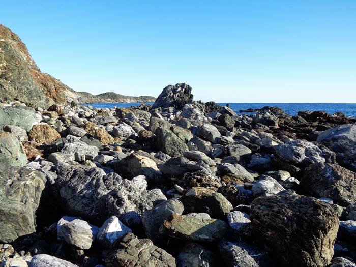 камни на пути к пляжу Джардино