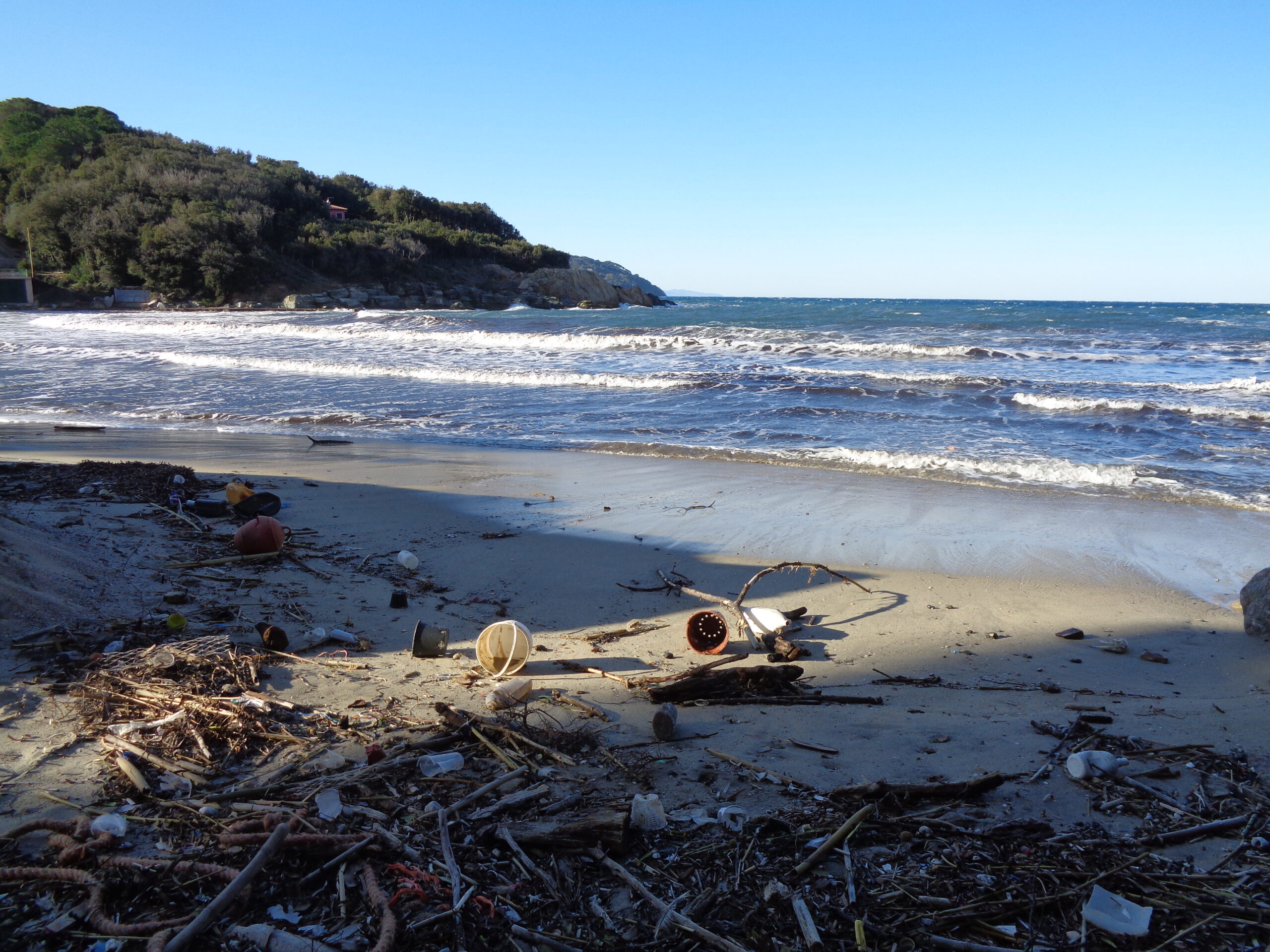 волны выбрасывают пластик на пляж