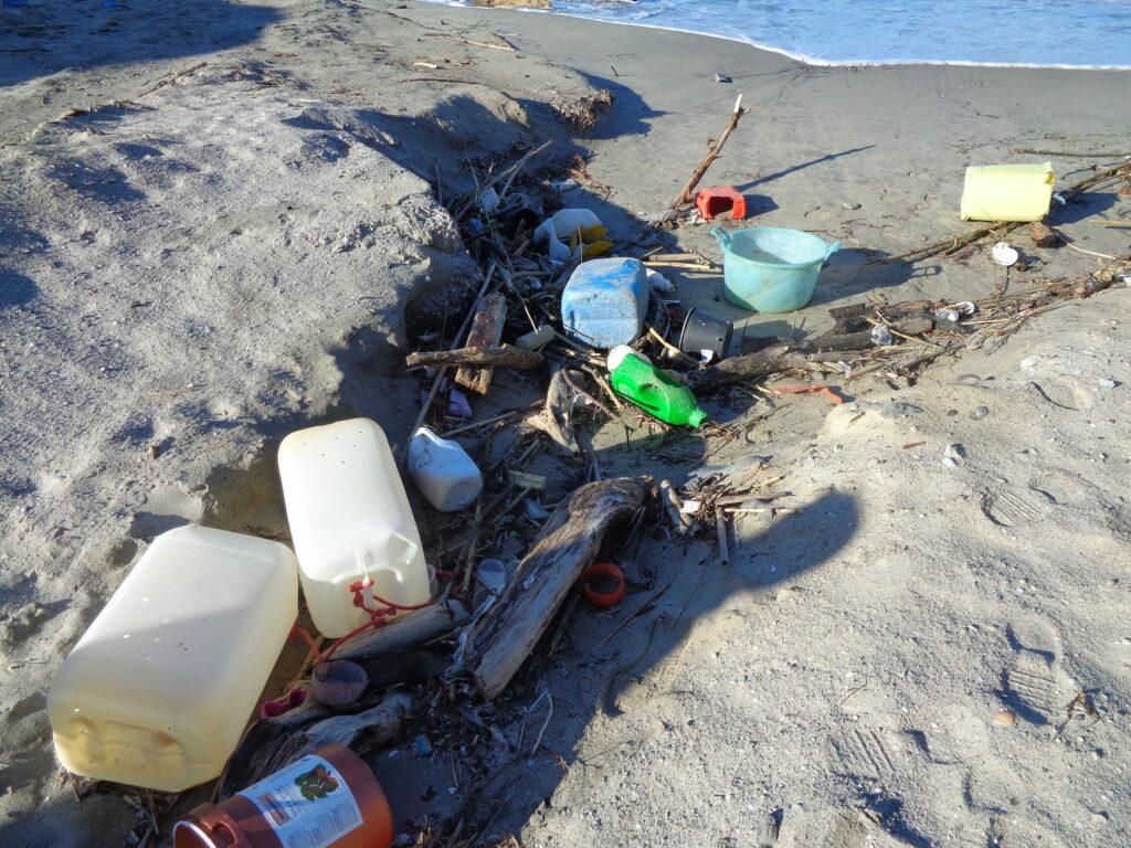крупны мусор из пластика на пляже
