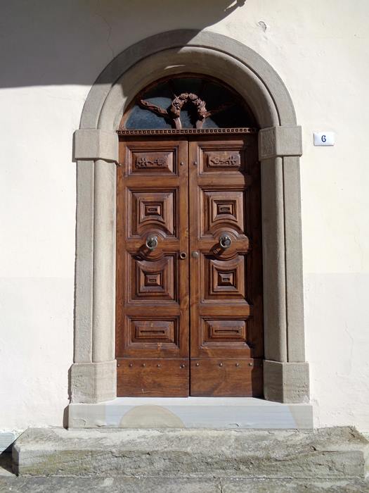 массивная дверь