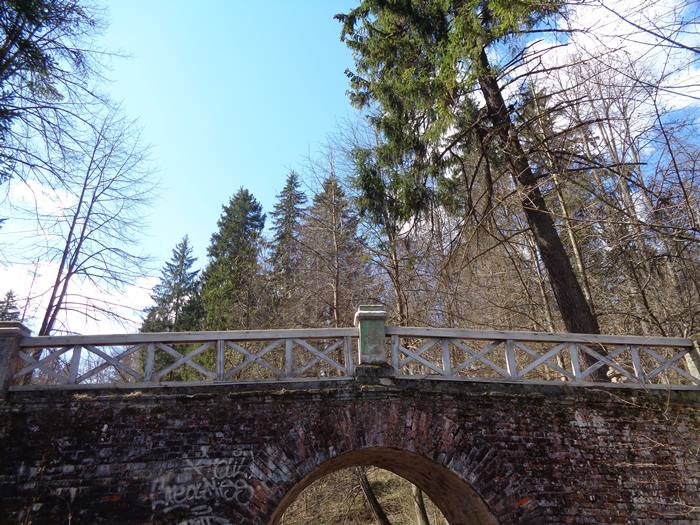 мост через ручей в парке