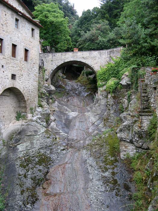 монастыри в Италии - мост