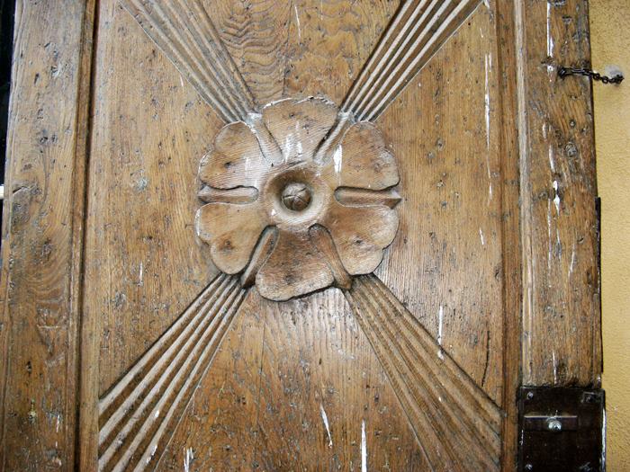 Сорано - деревянная дверь в дом