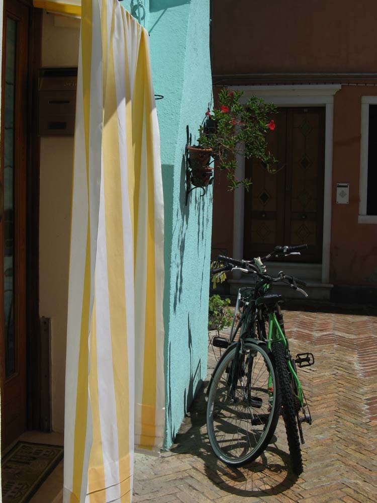 велосипед у двери на Бурано